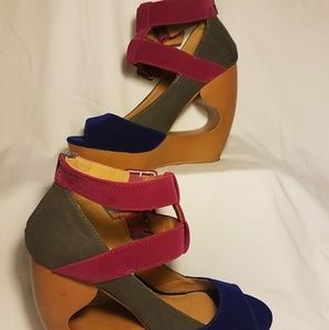 Open toed wedges w/ heel cut-out